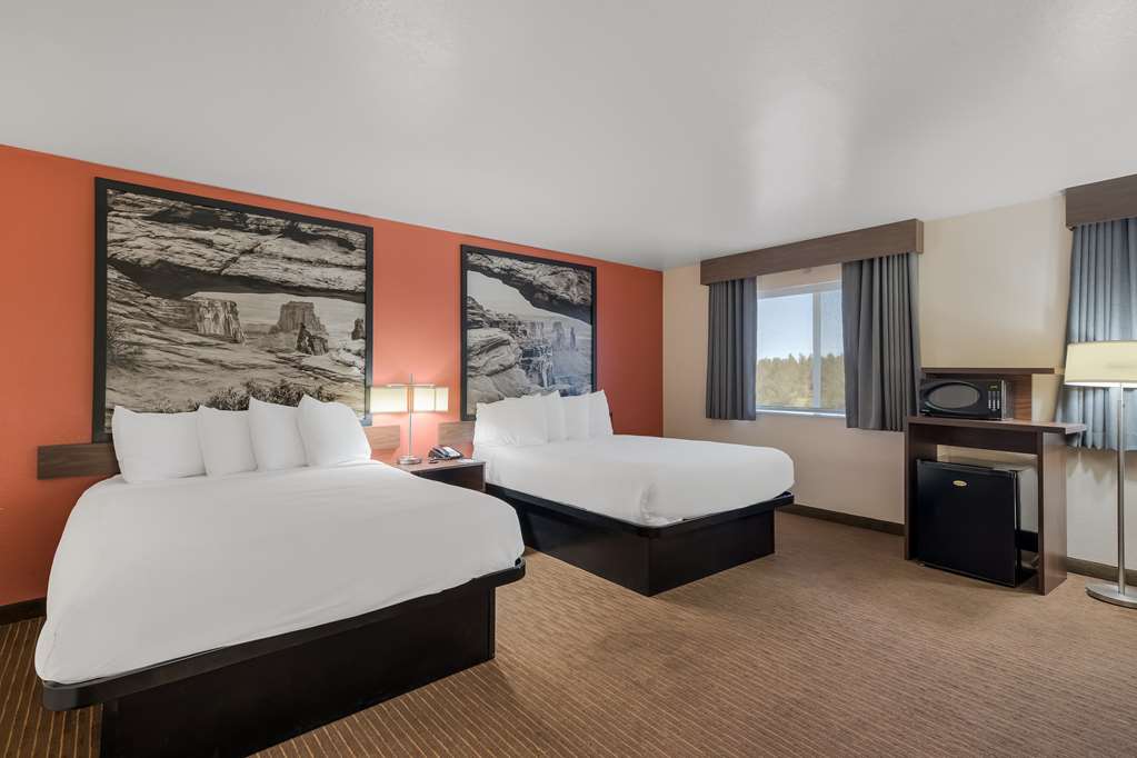 Triple Queen Guest Room