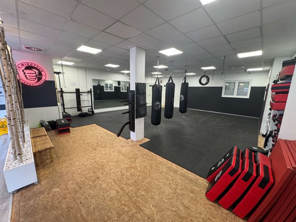TA WingTsun Seelze - Moderner Trainingsraum für Selbstverteidigung und Kampfkunst mit Sandsäcken, Spiegelwand, Prallflächen und großzügiger Trainingsfläche für Technik, Fitness und Schlagtraining.