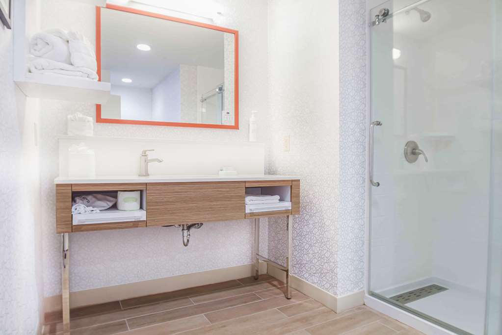 Guest room bath