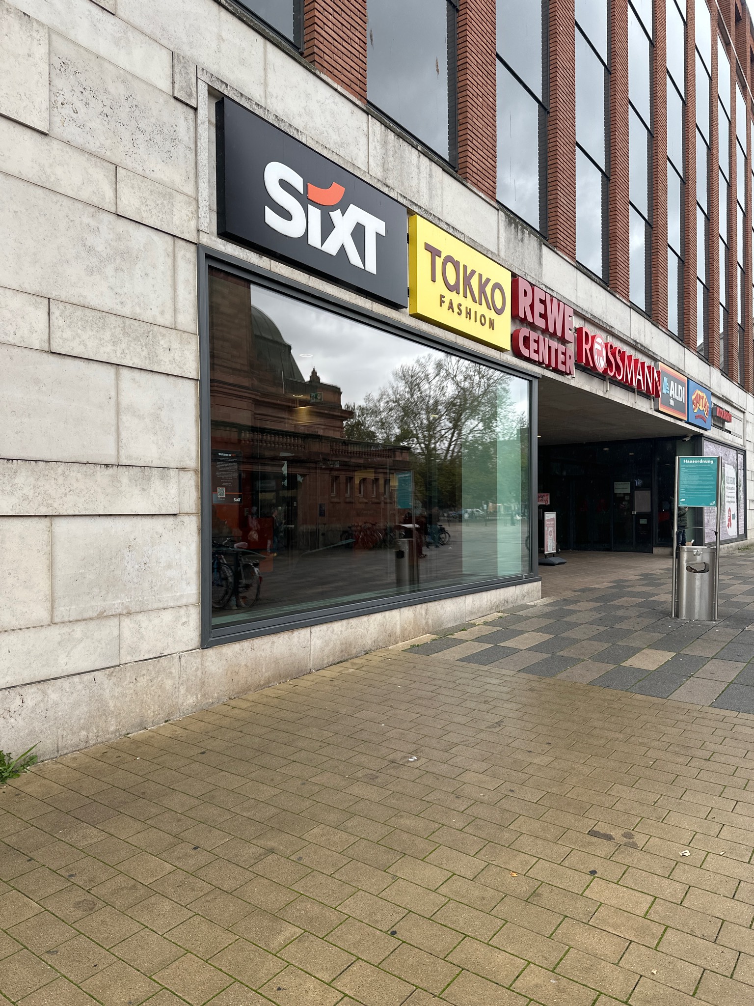SIXT Autovermietung Wiesbaden Zentrum/Hauptbahnhof, Bahnhofsplatz 3, Lilien-Carre in Wiesbaden