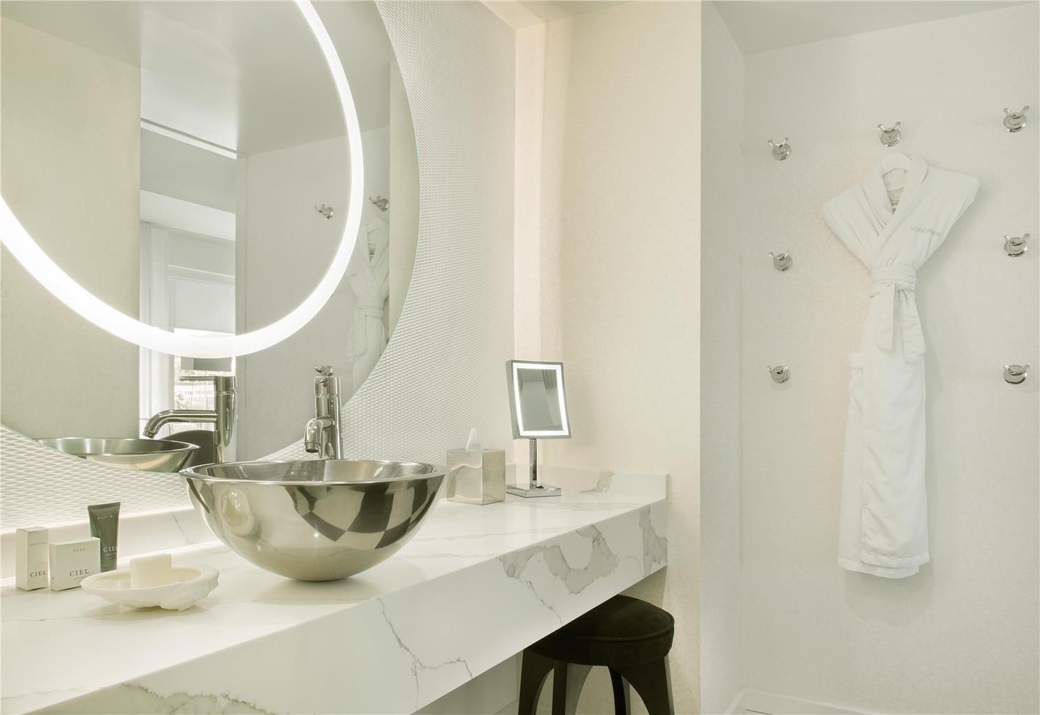 Guest room bath