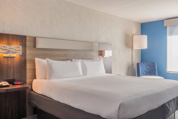 Images Holiday Inn Express & Suites Kansas City Airport by IHG