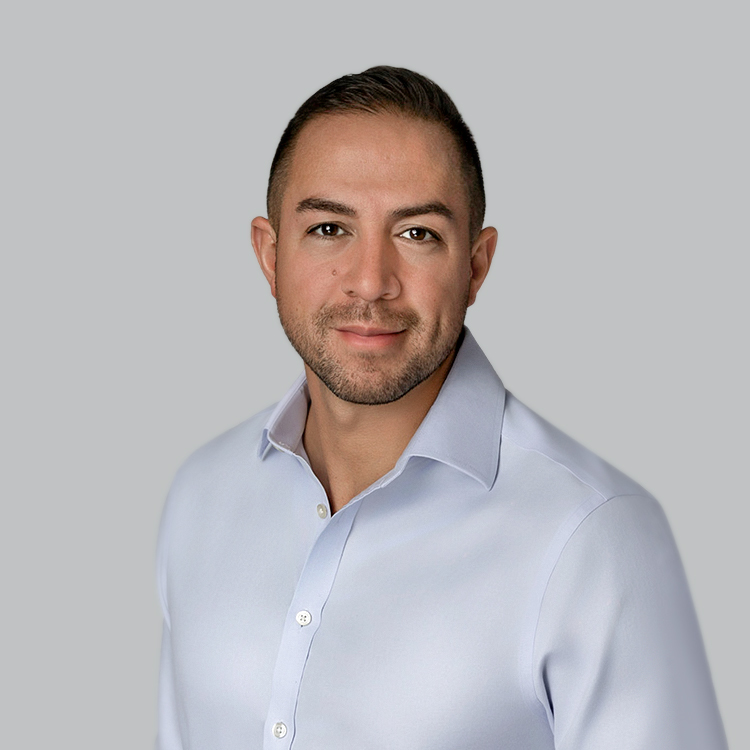 Headshot of Carlos Gomez, a wealth advisor at Chase