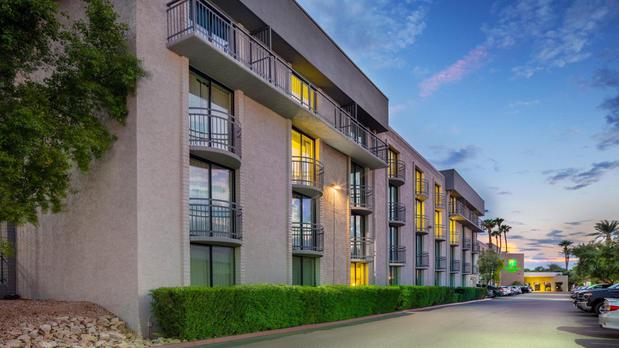 Images Holiday Inn & Suites Phoenix Airport North by IHG