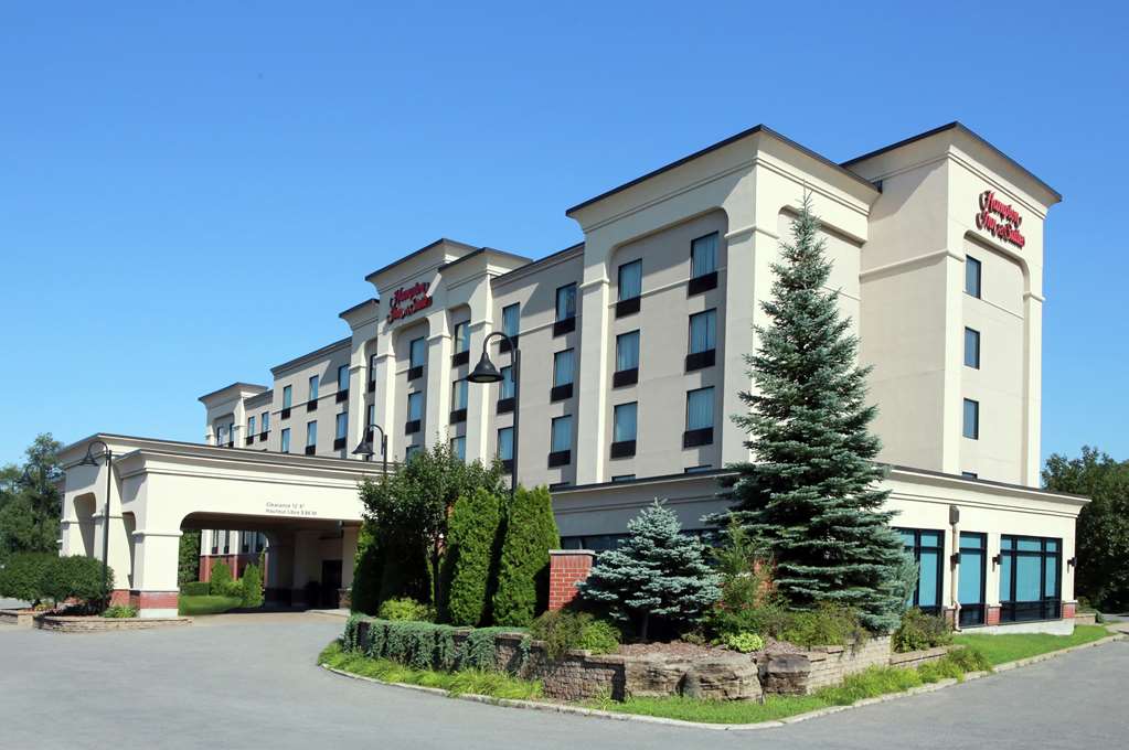 Hampton Inn & Suites by Hilton Laval in Laval: Exterior