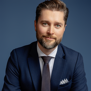 Tom McGill headshot.