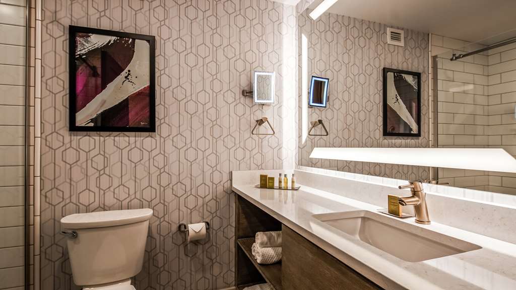 Guest room bath