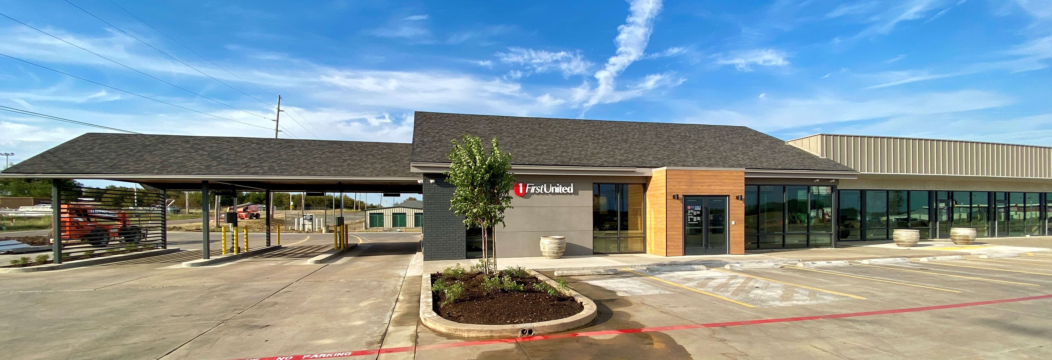 First United Bank - Kingston - exterior customer teller lanes