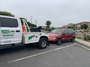 Reyes Towing- grúa