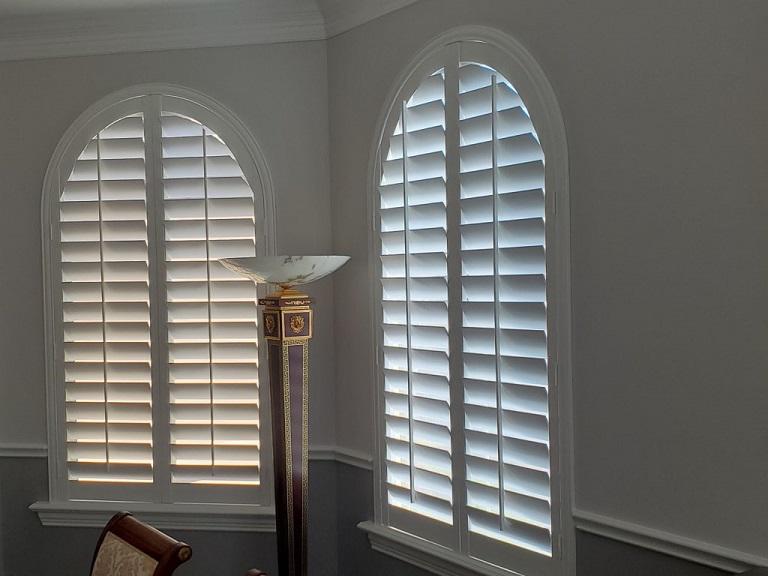 Wouldn’t you be proud to host guests in a dining room as fabulous as this one from Katy? We know we would! And it’s thanks to our Plantation Shutters, which create an amazing atmosphere! #BudgetBlindsKatySugarLand #KatyTX #PlantationShutters #ArchedShutters #FreeConsultation #WindowWednesday