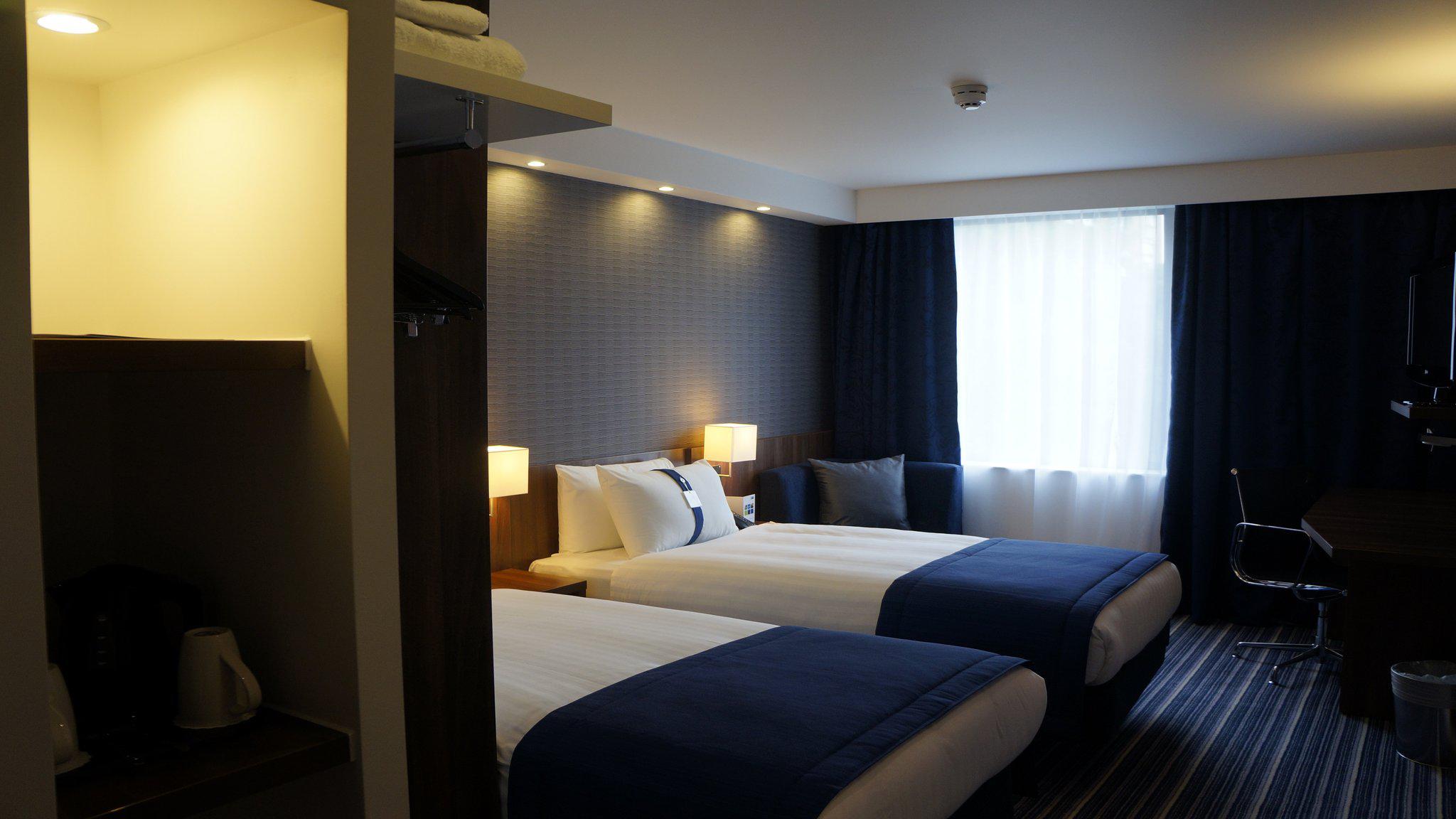 Holiday Inn Express London - Earl's Court, an IHG Hotel London 020 7384 5151