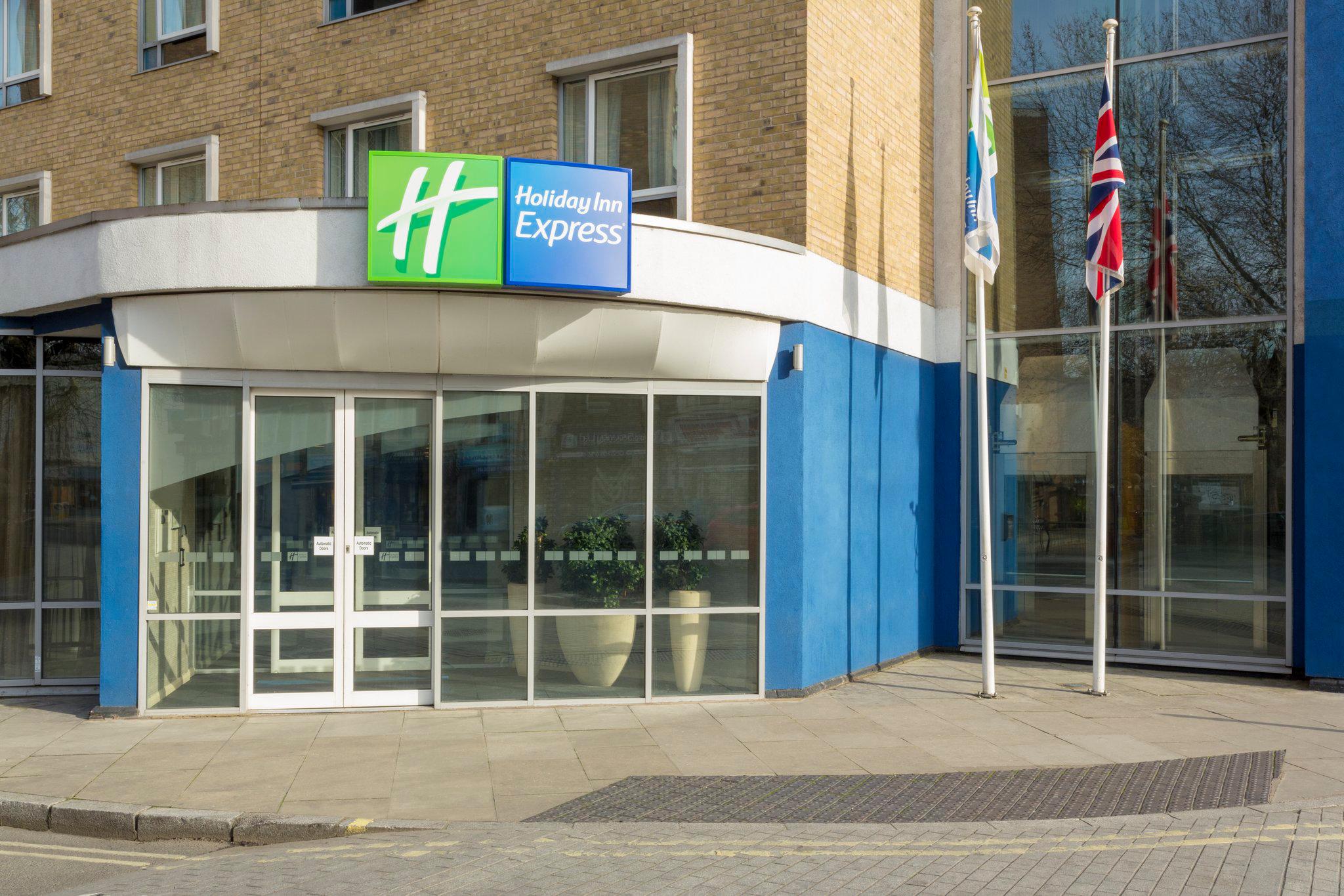 Holiday Inn Express London - Earl's Court, an IHG Hotel London 020 7384 5151