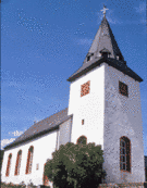 Hell strahlt das weißgekalkte Mauerwerk im Sonnenschein: Die Donsbacher Kirche im Dillenburger Stadtteil stammt von 1754.