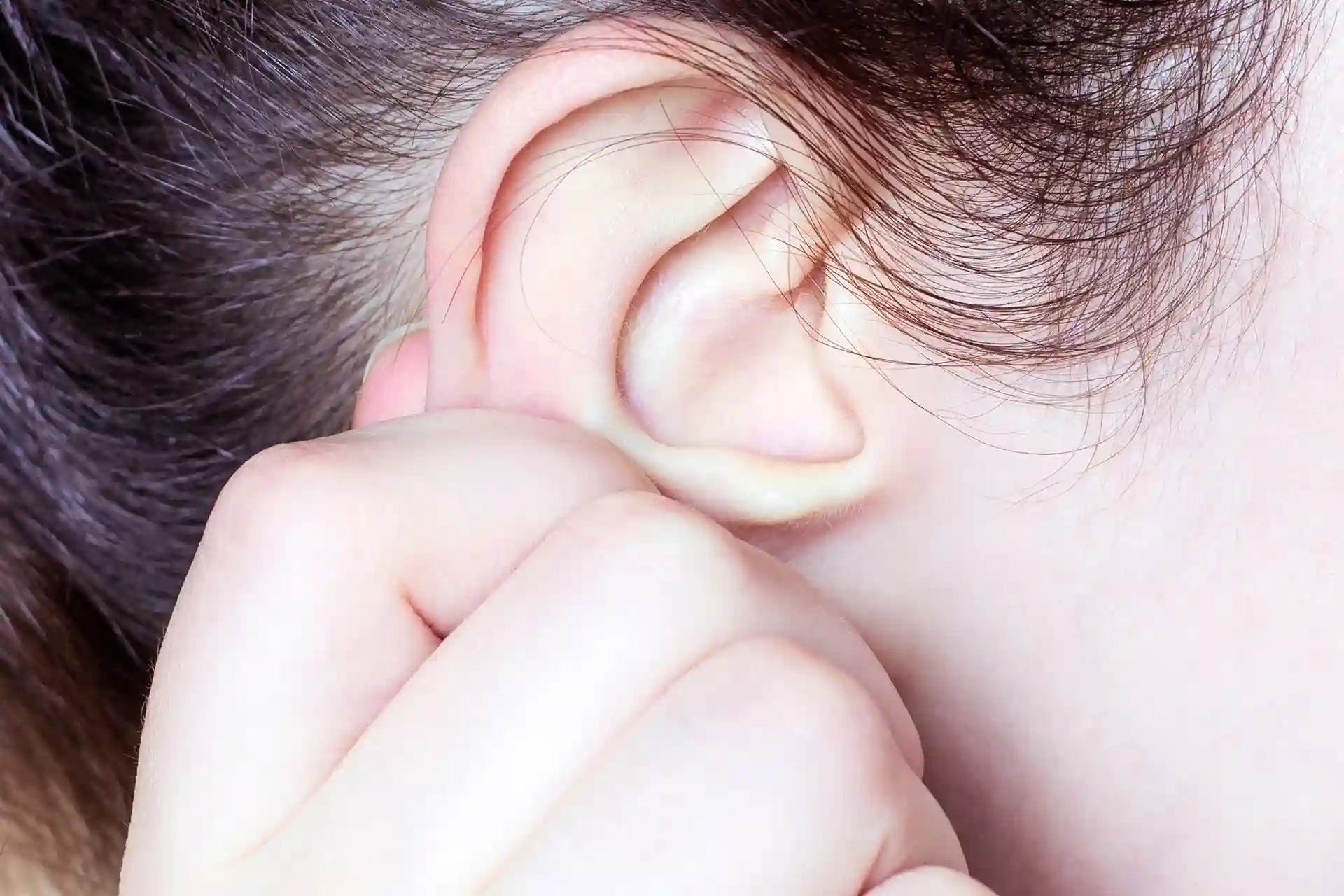 Dettaglio di un orecchio di una giovane donna