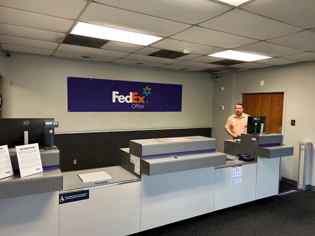 Images FedEx Office Ship Center