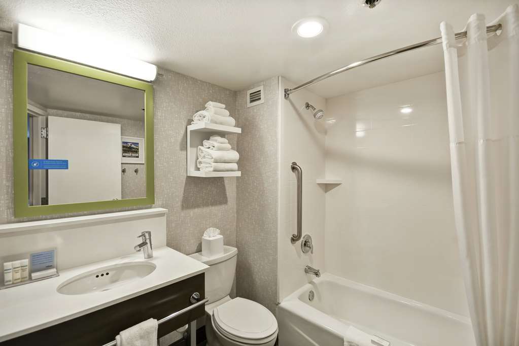 Guest room bath