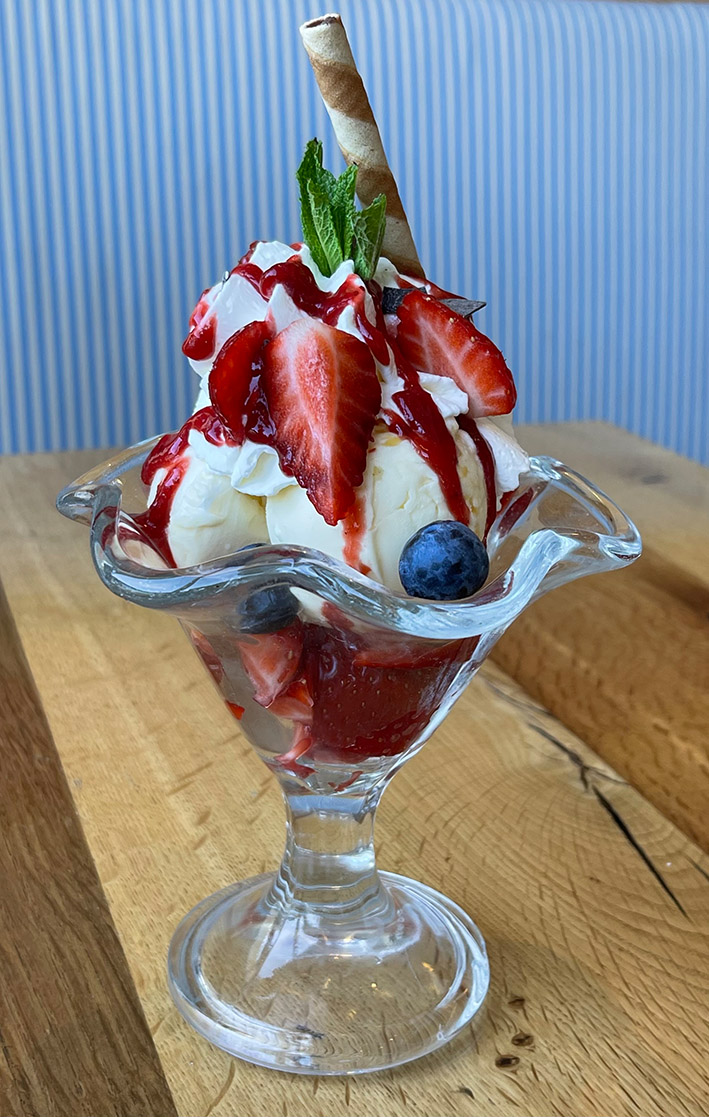 Erdbeereisbecher