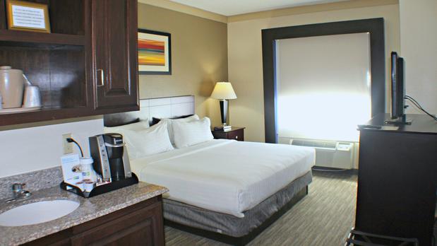 Images Holiday Inn Express & Suites Plainview, an IHG Hotel