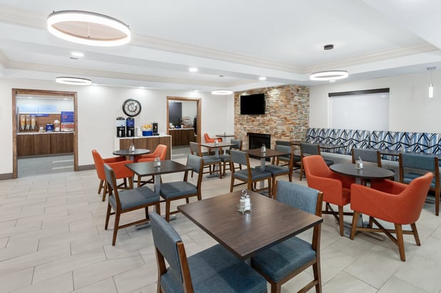Images Holiday Inn Express & Suites Chicago-Algonquin by IHG