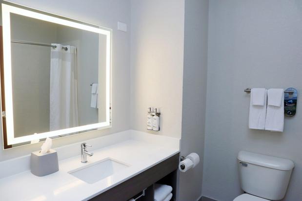 Images Holiday Inn Express & Suites Baton Rouge North, an IHG Hotel