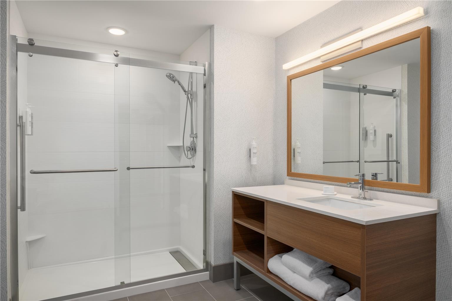 Guest room bath