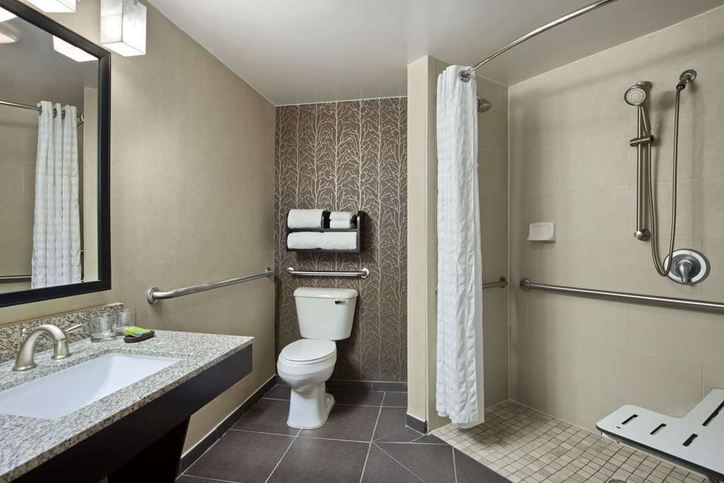 Guest room bath